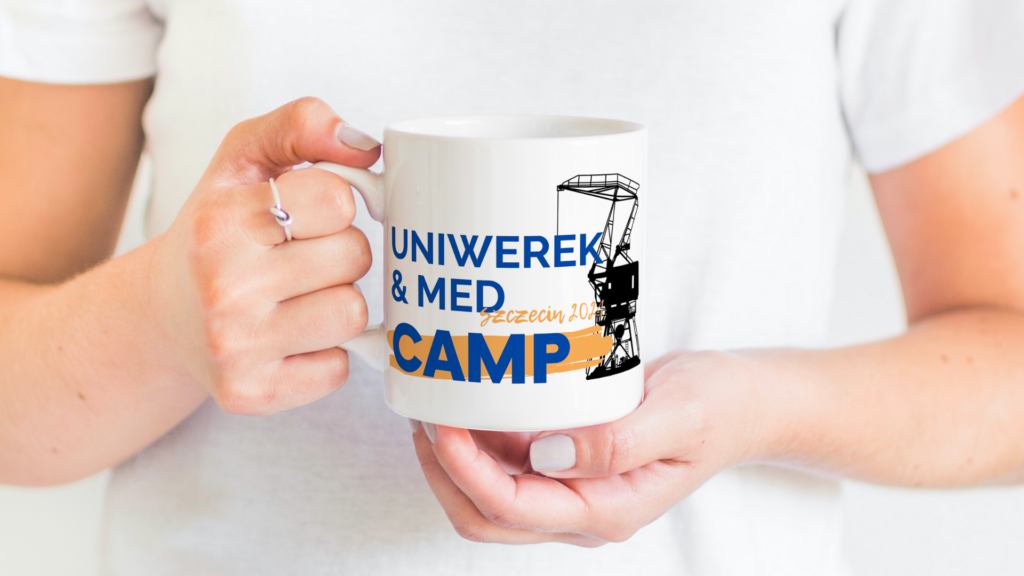 Kubek z grafiką z logiem Uniwerek&Med Camp Szczecin 2021