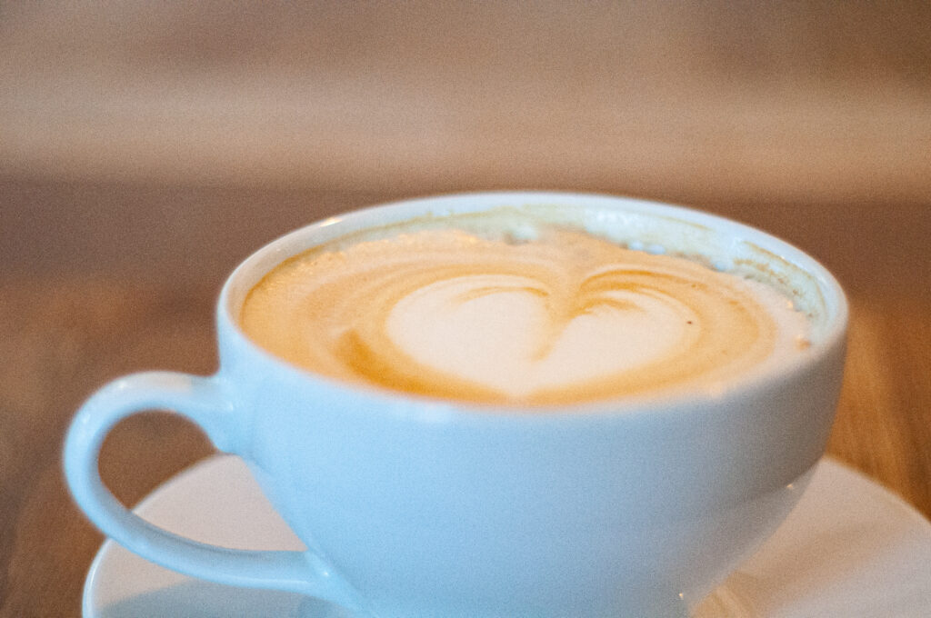 Zdjęcie filiżanki kawy z latte art w formie serca