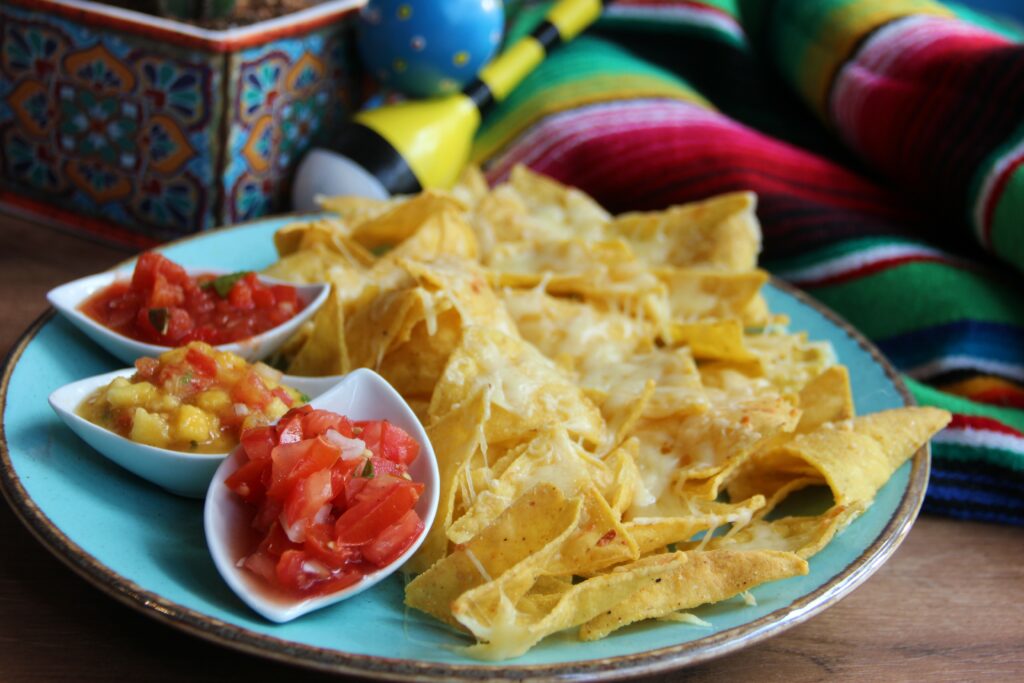 zdjęcie nachos na talerzu w restauracji meksykańskiej