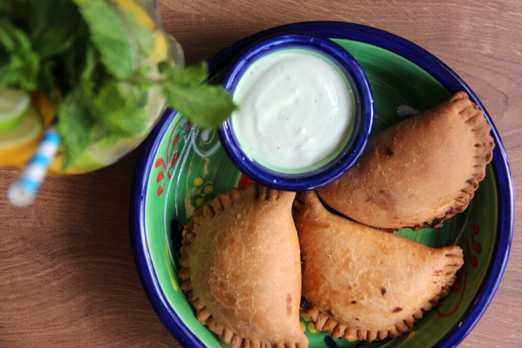 zdjęcie empanadas na talerzu na stole w restauracji